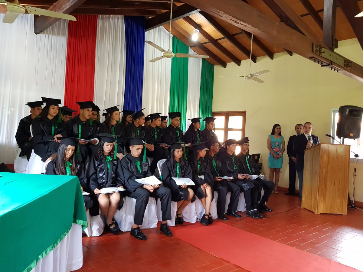 martinburt's tweet photo. Felicidades a los bachilleres de la Escuela Agrícola de Belén de @fundaparaguaya. Jóvenes campesinos transformados en emprendedores rurales con destrezas y que saben ganar plata. No se les regalo nada, solo una oportunidad de salir adelante. #SentiQueSePuede https://t.co/RC2093Y0Xj