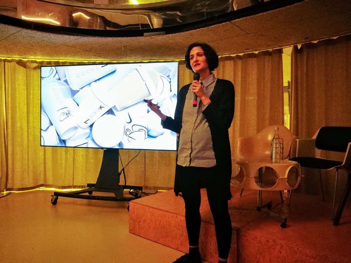 DesignBySol_'s tweet photo. "It's convenient to assume that it'll get recycled, right? So that makes it okay.... Right?" - @safiaqureshi busts the recycling myth around disposable coffee cups at @FastForward2030
#SDG12 https://t.co/juYIs5sALK