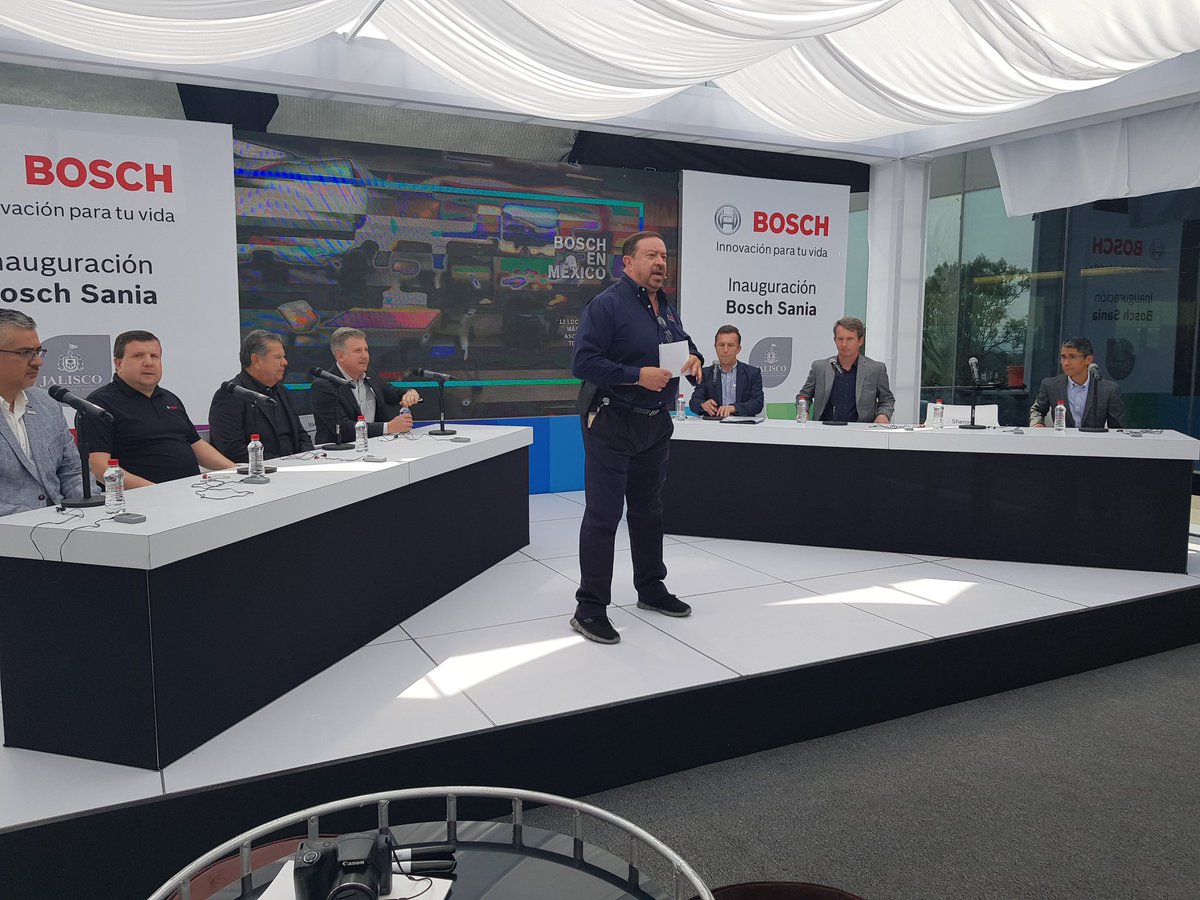 unocero's tweet photo. En este momento se inauguran las nuevas oficinas de Bosch en Guadalajara, Jal.

 En lugar de listón lo hacen cortando un rayo láser con sus lightsabers.😁👌

10 pisos con capacidad de 1000 empleados.  Espacios abiertos llenos de inspiración e innovación. #BoschSania https://t.co/tLzYfRrzgs