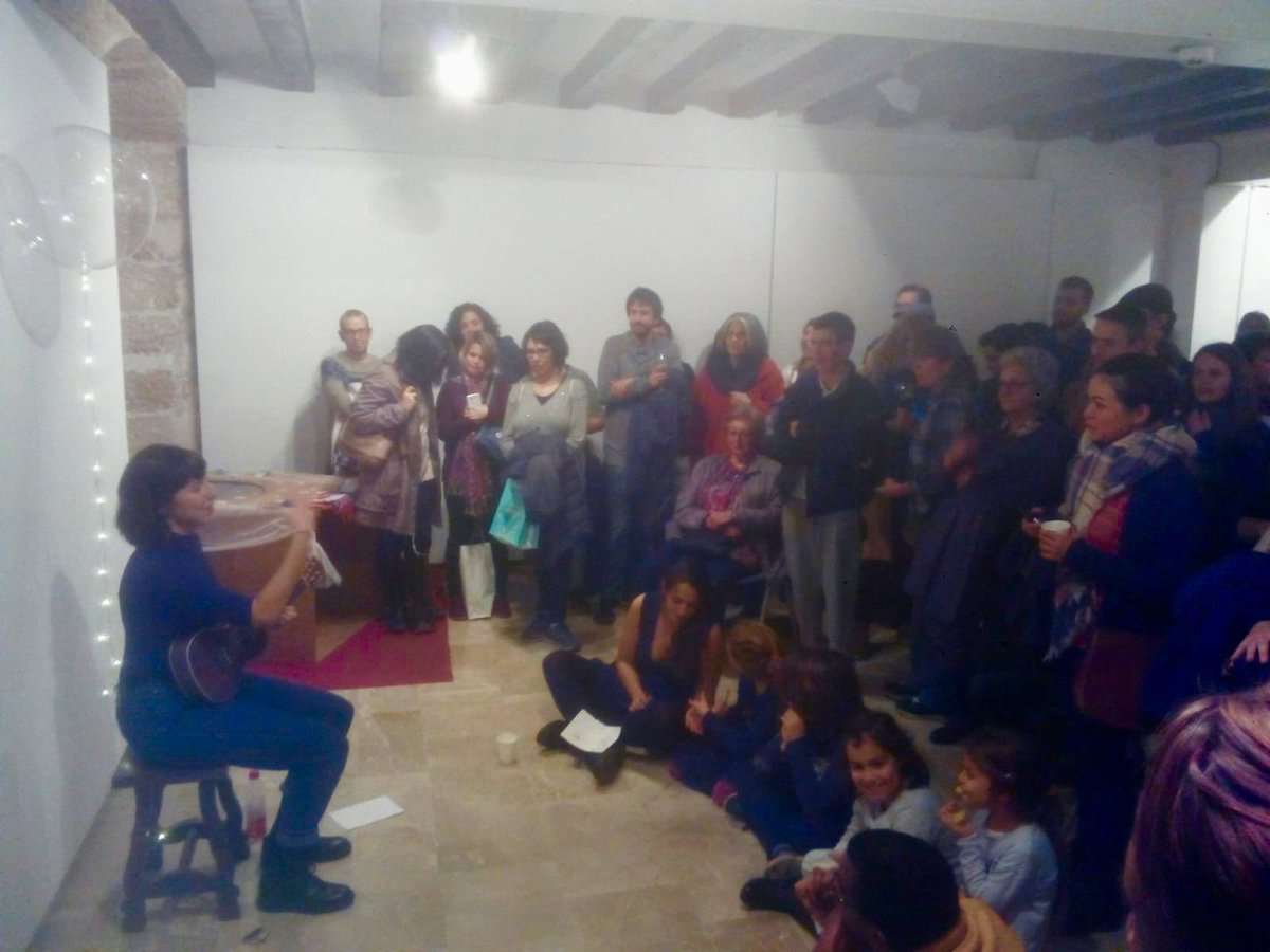 csolleric's tweet photo. Gran assistència a la presentació del projecte "Venus sense cànon" conduït per #LauraMarte amb grup de dones des de @fundacioires https://t.co/vqADwPpYfz