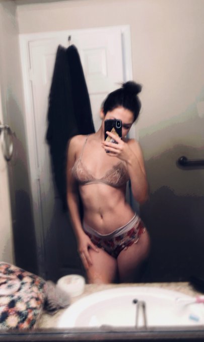 Pre shower mirror pic ✨ https://t.co/gTxaLdA40F
