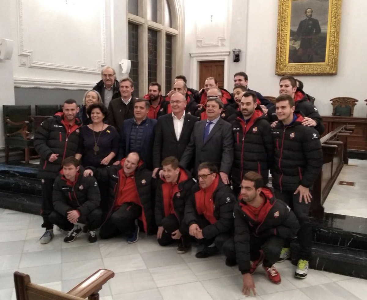 cfreusdeportiu's tweet photo. Aquesta tarda, el #CFReusGenuine ha estat rebut oficialment a l’Ajuntament de Reus per part de l’Alcalde, sr. Carles Pellicer, i el regidor d’Esports, sr. Jordi Cervera, després d’haver disputat la primera trobada de #LaLigaGenuineSantander 2018-2019!

#CFReus 🔴⚫️ https://t.co/brhKPigEuP