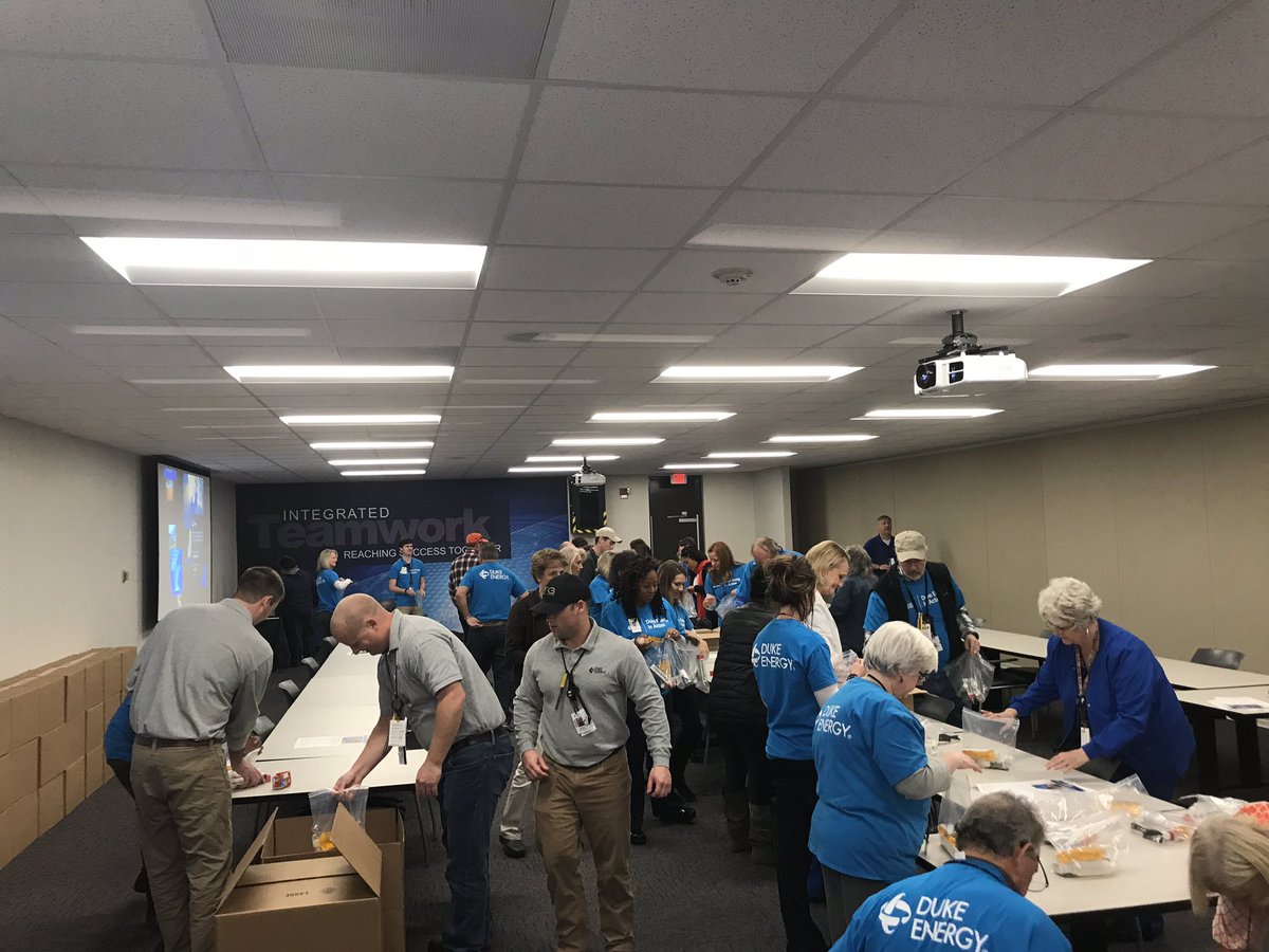 OconeeUnitedWay's tweet photo. On #GivingTuesday, @DukeEnergy volunteers gave back to Oconee, Pickens, and Anderson Counties by purchasing &amp; packing 2,500 hygiene kits to be distributed to those in need with @uwpickens @uwofandersonco @oconeeunitedway agencies! #LiveUnited #GivingTuesday https://t.co/9h3qAmxwin