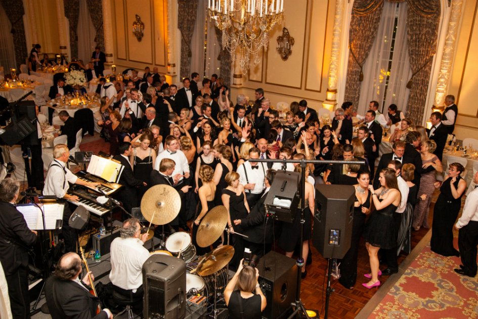 SeattleBrideMag's tweet image. Music is one of the most important aspects of your wedding day. Check out 10 reasons to skip the DJ and hire a live band! bit.ly/2BCyOBt #sponsored by @MBensonBand