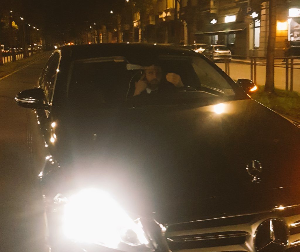 mguagnetti's tweet photo. Prima puntata di #guidotelefonoechatto lo sport preferito dai milanesi che ogni tanto ammazzano qualcuno e piangono, ma se gli fai notare che sono potenziali assassini la risposta è sempre la stessa #fatticazzituoi https://t.co/o1OnDvGJyr