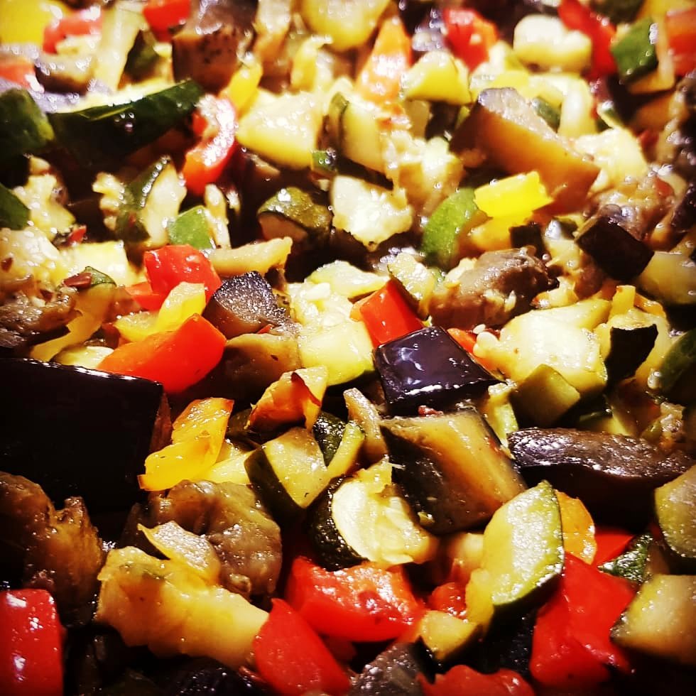 Tonight these Mediterranean #vegetables were given an #Indian twist with a drizzle of Inya-Gold Savoury. The cardamom enhances their natural sweetness and the golden #turmeric warms the palate. They'll #Taste great in my spicy linguine!
#Vegan #deliciousfood  #TuesdayMotivation