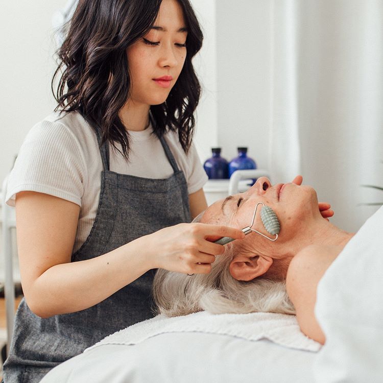 TheDetoxMarket's tweet photo. Hi Santa Monica! Join us for a jade roller and pressure point mini facial massage with @ProvApothecary on Friday, 11/30 from 12-3pm! 💕 RSVP HERE ⇢ https://t.co/8cxn4hl3Iw https://t.co/hg4cSLn49s
