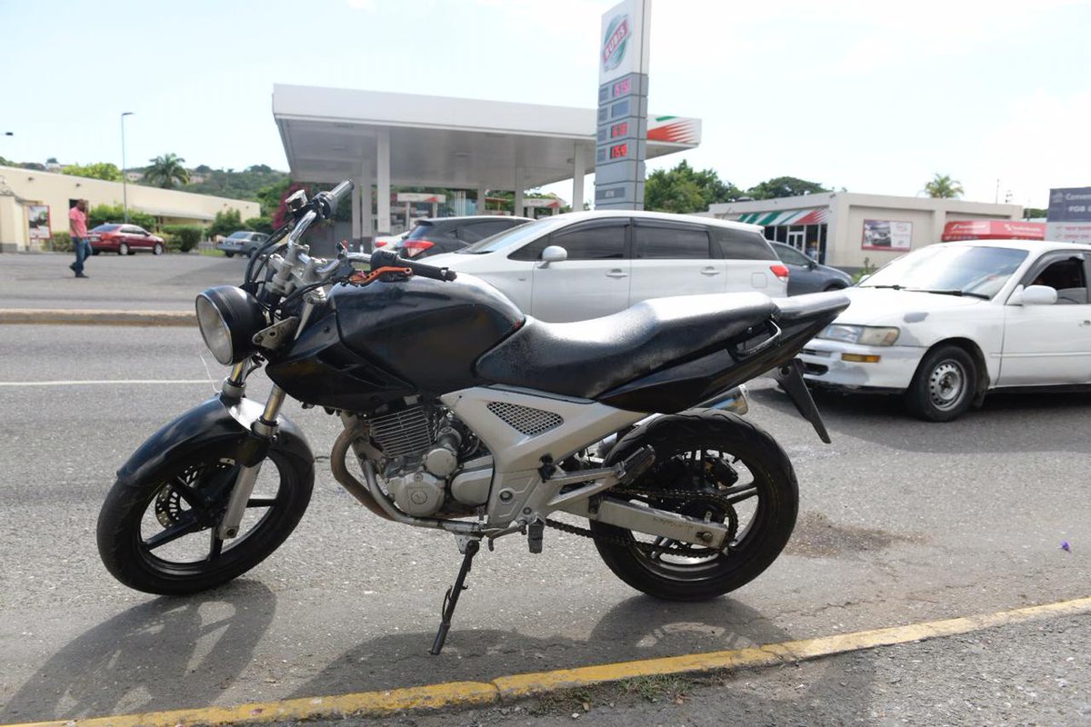 JamaicaGleaner's tweet photo. Quick action by two @JamaicaConstab cops in Liguanea, St Andrew resulted in the arrest of this chain snatcher. Alleged eye-witnesses say he was attempting to get away when his motorcycle fell. They also say the man and his cronies have been plaguing the area - @taylor2nd photos https://t.co/BNrStldkFW