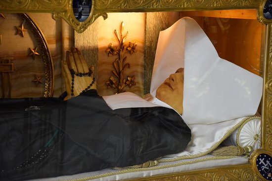 FoxTerriblis50's tweet image. A beautiful Mass of St Catherine Labouré celebrated today, with Miraculous Medals abounding. #RueduBac #MiraculousMedal