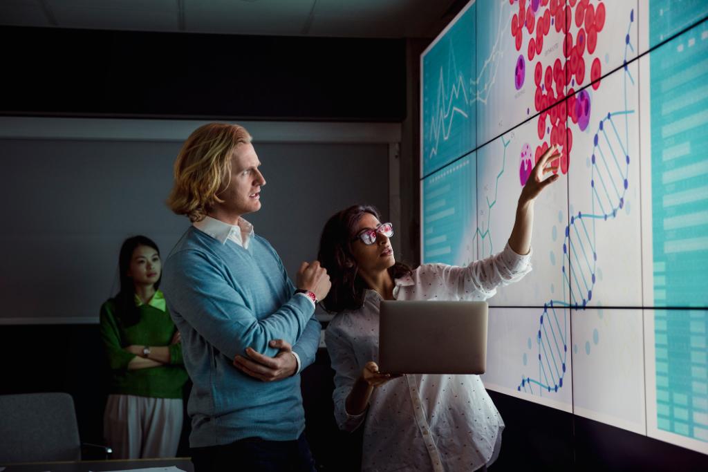 PhilipsPR's tweet photo. How can we unlock the power of data to improve health for billions of people? @JeroenTas, Chief Innovation &amp; Strategy Officer @Philips, explains how a #healthcare system that freely and securely shares information can improve global #health. Read more: https://t.co/qA1w2Yd1ME https://t.co/3T5ncqVpbp