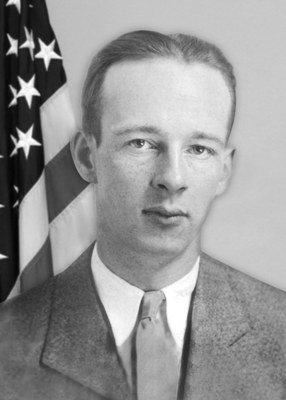 #OTD in 1934, #FBI Special Agent Herman E. Hollis was killed in a gun battle in Illinois while trying to capture fugitive Lester Gillis, aka "Baby Face" Nelson. Read more about his career: https://www.fbi.gov/history/wall-of-honor/herman-e-hollis … #WallofHonor #History