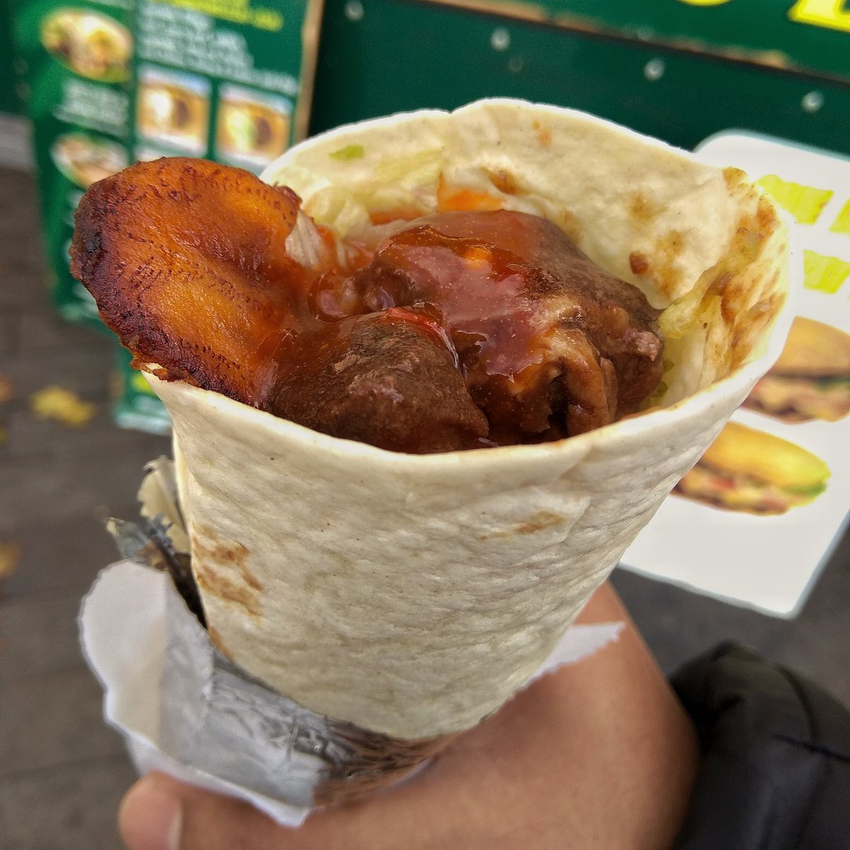 PetukSquare's tweet photo. #Jamaican #jerk #beef wrap at #OneLove. Soft meat pieces, spicy sauce &amp; sweet plantains. Too good. Large serving's good option for satisfying &amp; filling lunch.
#foodblogger #foodphotography #streetfood #yummy #spicy #yummy #delicious #London #CanadaWater #Carribean #petuksquare https://t.co/lp7MkhV5hZ