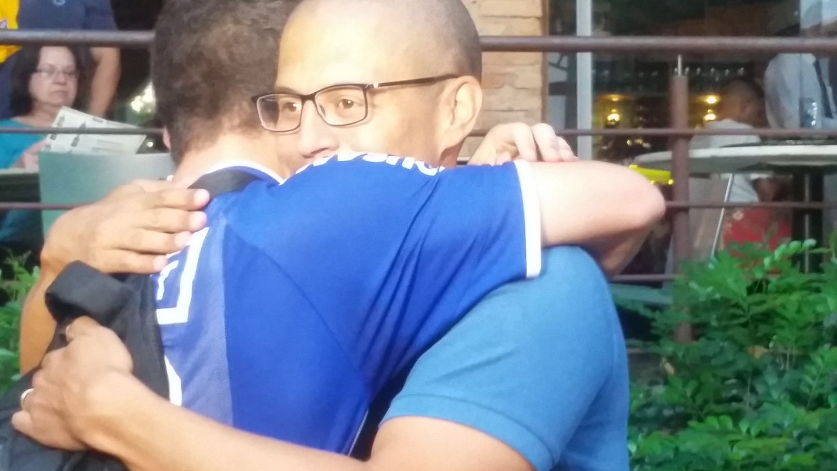 sraeuata's tweet photo. Ontem, dia 26 de novembro, vai ficar marcado pra minha vida todinha. Tô feliz demais de poder ter conhecido um ídolo, um cara fodasticamente lindo, mesmo sendo feio. Um sonho realizado

Valeu @Alex10 💙
#Cabecao #TalentoAzul #TripliceCoroa https://t.co/xfkWFQL2G4