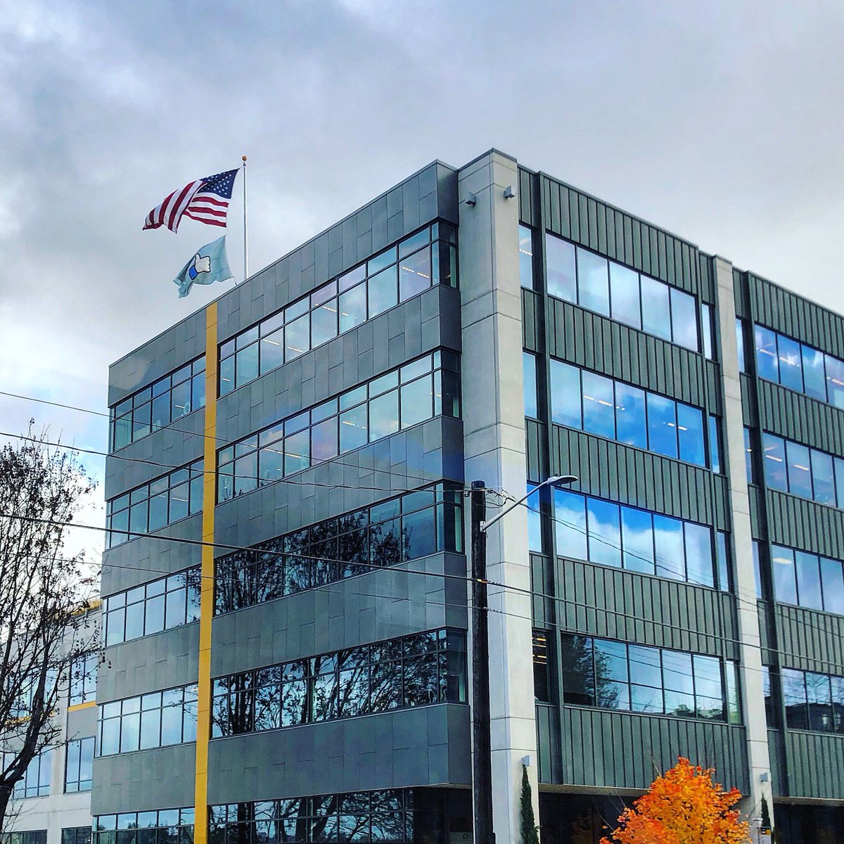 Flag_Makers's tweet image. We were commissioned to make a logo flag for the Seattle @facebook office building a few months ago. Finally got a photo of it!
_________________________________
#seattleflagmakers #logoflag #customflags #flags #businessflags #flag #customlogoflag #logo #madeintheusa