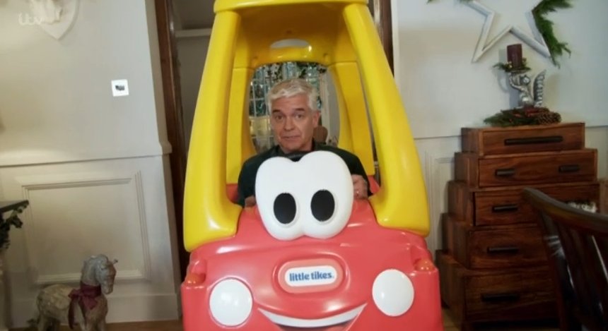 RDKoncienzcy's tweet image. Just how small is Phillip Schofield?

#HowToSpendItWellAtChristmas 
#HowToSpendItWell