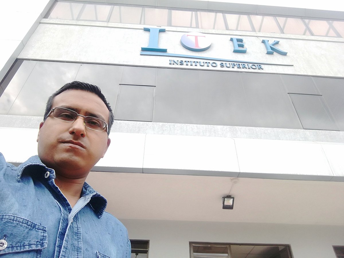Laurean64124887's tweet photo. Taller de #RedesSocialesItek5 dictado por @AndyGuillenar  en @ItekInstituto  gracias a la @AzuayPrefectura https://t.co/tk2y2MqYsI