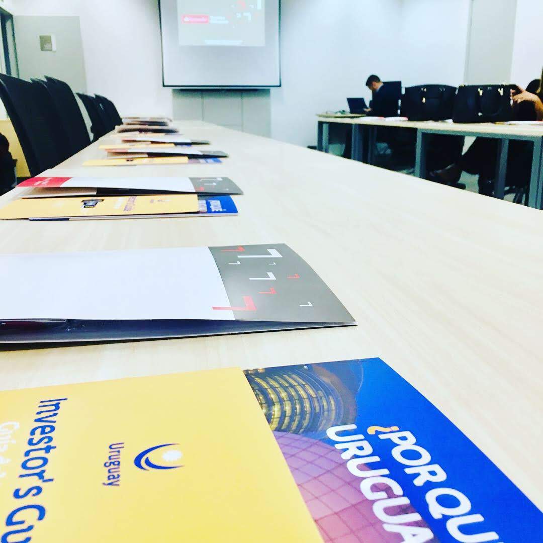 UruguayXXI's tweet photo. Junto a nuestro consulado, presentamos las ventajas competitivas, oportunidades de negocios e inversiones en @Uruguay_Natural ante empresarios de #BeloHorizonte en @bancosantander https://t.co/wdMBlI24Ir