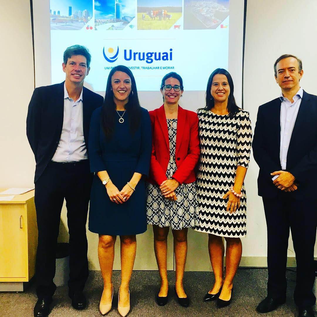 UruguayXXI's tweet photo. Junto a nuestro consulado, presentamos las ventajas competitivas, oportunidades de negocios e inversiones en @Uruguay_Natural ante empresarios de #BeloHorizonte en @bancosantander https://t.co/wdMBlI24Ir