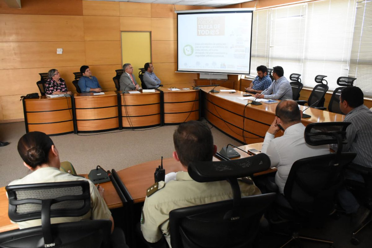 Muni_Indep's tweet photo. Se realiza el décimo Consejo de Seguridad Pública de 2018, en donde @Seg_Publica_Ind junto a las policías, vecin@s y la @muni_indep planifican y coordinan tareas para prevenir delitos en el territorio comunal. https://t.co/ez0kclCy9N