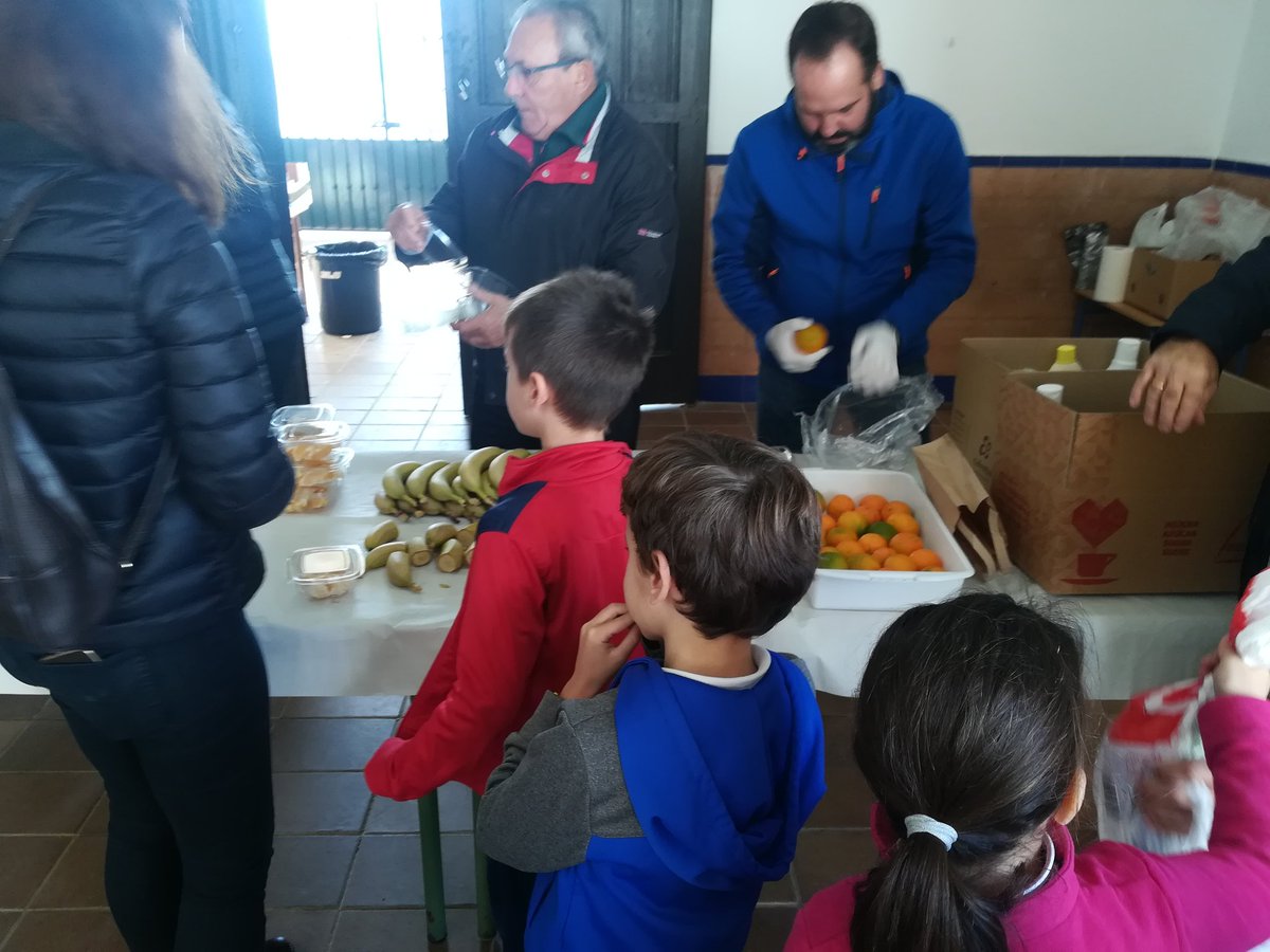 CeipPedro's tweet photo. Hoy en el CEIP Pedro Gutiérrez, hemos colaborado en la campaña "Uno de aseo, una de fruta". Nuestros alumn@s han aprendido a valorar los productos de primera necesidad y la recompensa ha sido una pieza de fruta, fomentando así el consumo de alimentos saludables. @ProEdSaludable https://t.co/ZWIt8BHrVW