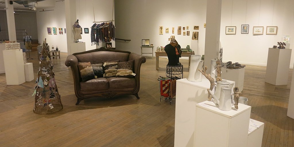 tapcreativityon's tweet photo. #CraftedLDN opens TONIGHT! Come on by, enjoy some delicious food, & find affordable #handcrafted items for the holidays ⛄️ 6 - 8 PM https://t.co/Ps6VXuLBQb #DigginDundas https://t.co/yr2S7FGZYw