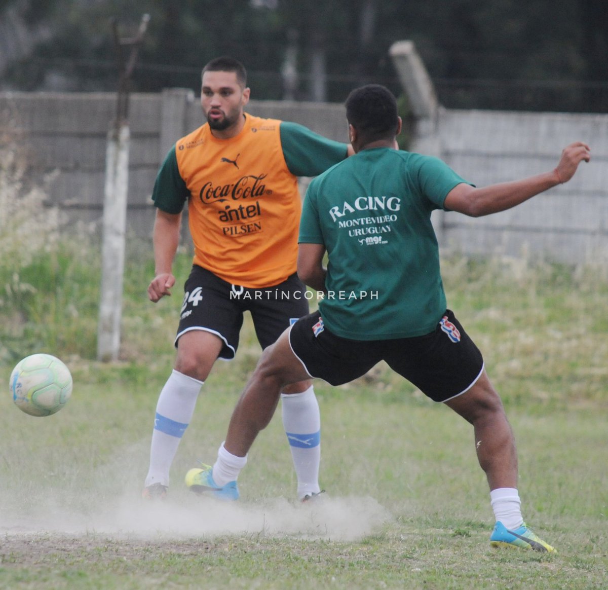 mcorrearoque15's tweet photo. Entrenamiento #SegundaBNacional en el #ParqueAncap @AUFOficial ⚽️📸 https://t.co/y1ME9c2OmF