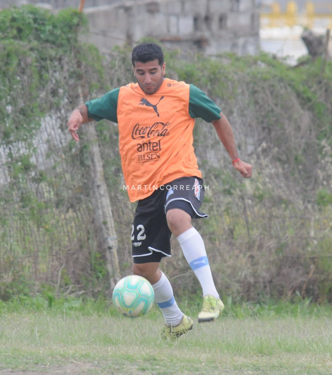 mcorrearoque15's tweet photo. Entrenamiento #SegundaBNacional en el #ParqueAncap @AUFOficial ⚽️📸 https://t.co/y1ME9c2OmF
