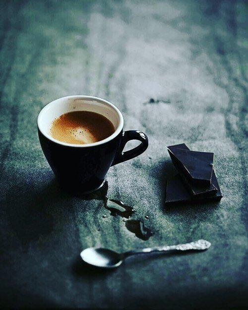 "لدي من الذكريات مايكفي لأشرب قهوتي وحدي في مقهى يظنه الجميع فارغًا لكنه يغص بالغائبين."