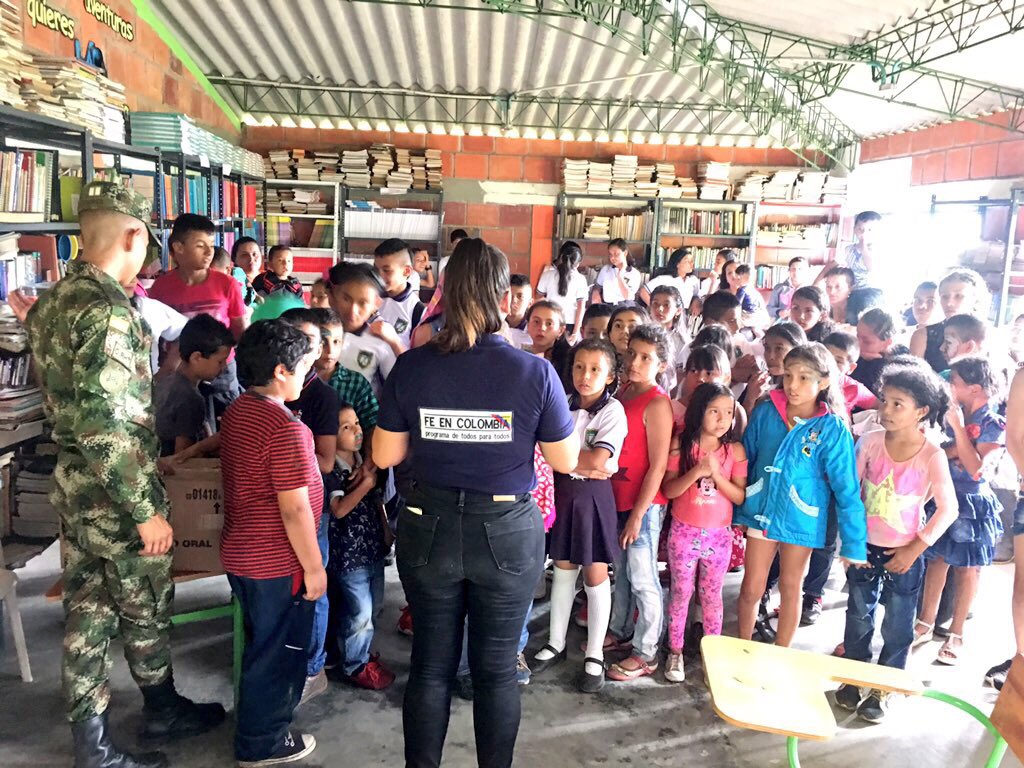 Ejercito_CAAID's tweet photo. Nuestros héroes del #COZEU llegan a la vda San José de Tetúan de San Antonio #Tolima con una jornada de apoyo al desarrollo junto a la alcaldía de @sanantoniotol y la fundación Manos Pintadas de Azul para mejorar la calidad de vida de la población civil.  @Ejercito_CAAID #BICAI https://t.co/ZLAacVWUA6