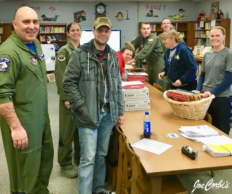 We are so thankful for our military who helped out at a delivery! 😃 👍
Joe Corbi’s wants to thank all of the armed service members for everything they do!
#joecorbisfundraising #thankyouforyourservice #military #pizzakitfundraiser