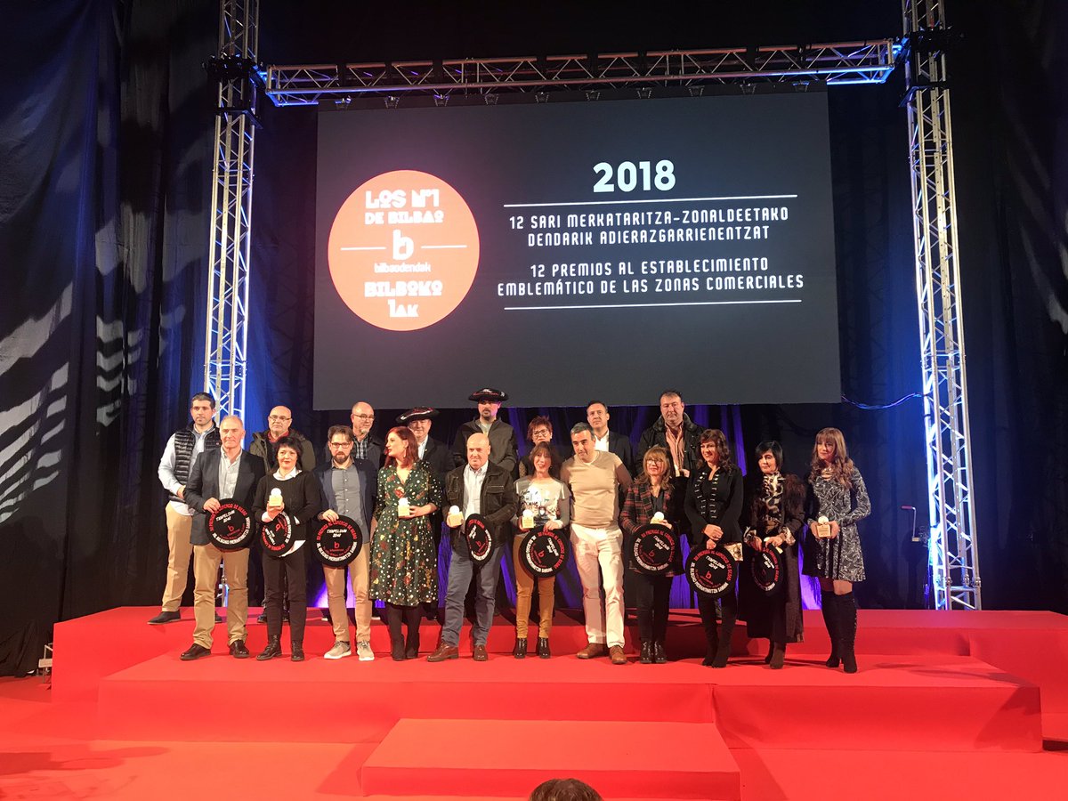 JEAndradesG's tweet photo. Disfrutando de la Gran Noche del #Comercio de Bilbao. #ComercioDeProximidad #NuestroComercio https://t.co/O6bfUHWNj6