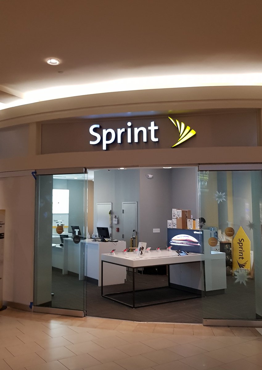 EmielAgile's tweet photo. Visiting home base of @Scrumdotorg in Burlington to participate in the PSPO TTT tommorow. Even the shops in the mall have been influenced! https://t.co/S7EMAkPdmQ