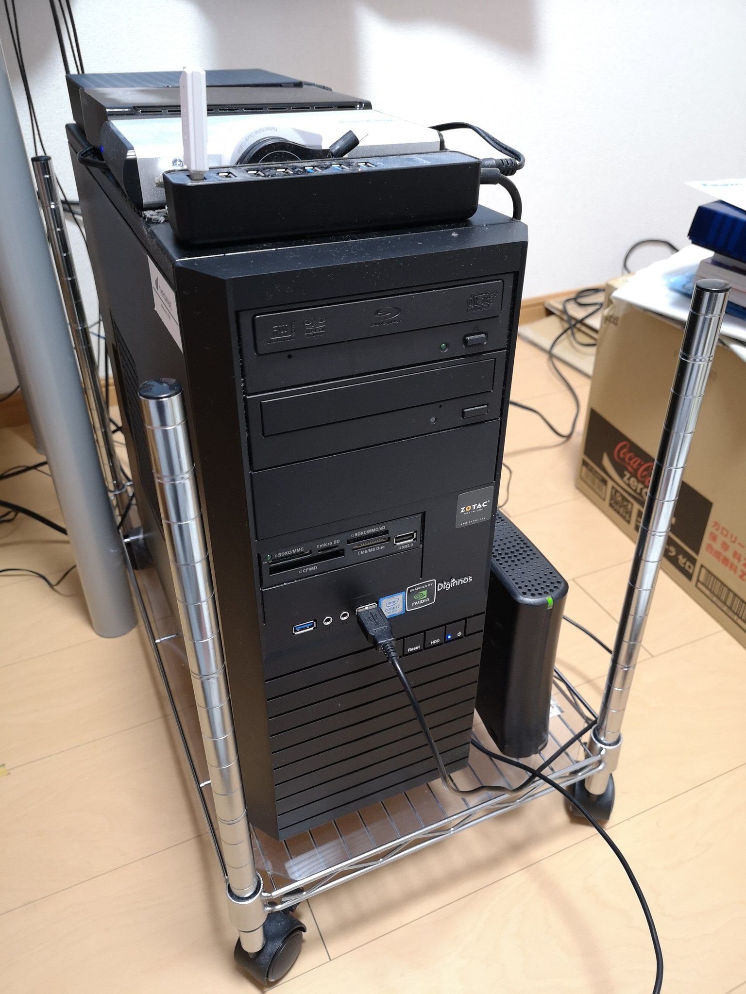 Tyottone メタルラック買ってきて若干浮かせてますね 外付けhddの問題がなければ Pcスタンド Cpuスタンド を使うのもいいかもしれません Tyottone メタルラック買ってきて若干浮かせてますね 外付けhddの問題がなければ Pcスタンド Cpuスタンド を使うのもいいかもしれません
