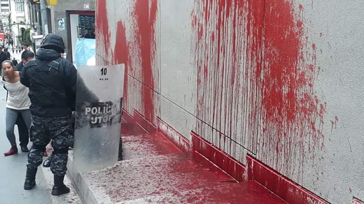 7Informate's tweet image. #Ahora》En este momento las paredes de la "Casa Grande del Pueblo" fueron pintadas con pintura roja por activistas de Mujeres Creando.