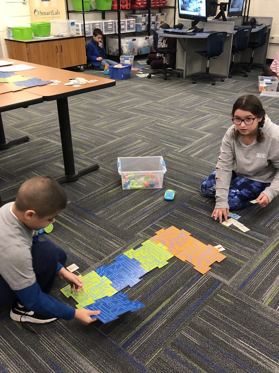 MrsElayan213's tweet photo. Using Code to Program Botley! @RidgeLawnLab #cridgepride #Botley #thirdgradeengineers https://t.co/5kNBM2OgJo