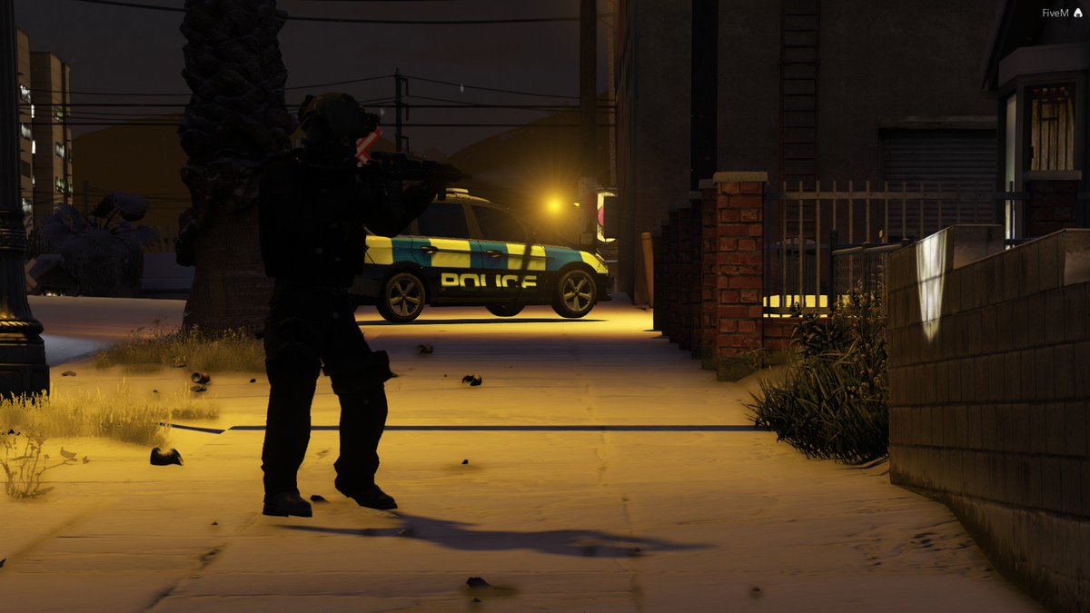 ChestboroughSFT's tweet photo. Major incident within @ChestboroughRP tonight with a male in possession of an automatic firearm within the Strawberry Area. The male was later fatally shot by @ChestboroughSFT. As always many thanks to @ChestboroughAS for their help tonight. #keepingpeoplesafe #armedpolice https://t.co/IwYXz08ayr
