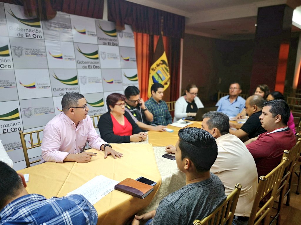 #Machala | Ahora la gdora. <a href="/RosaLuzLM/">ROSA LÓPEZ MACHUCA</a> junto al Dir. de @ObrasPublicasEc <a href="/gabucho1975/">Gabriel Sánchez</a> y Jairo Carmona, Gerente de <a href="/ConsurR7H/">ConsurR7H</a> dialogan con los Jefes Políticos de los 14 cantones de la provincia de El Oro detalles de  la inauguración de la Autopista Tillales-Corralitos. <a href="/Lenin/">Lenín Moreno</a>