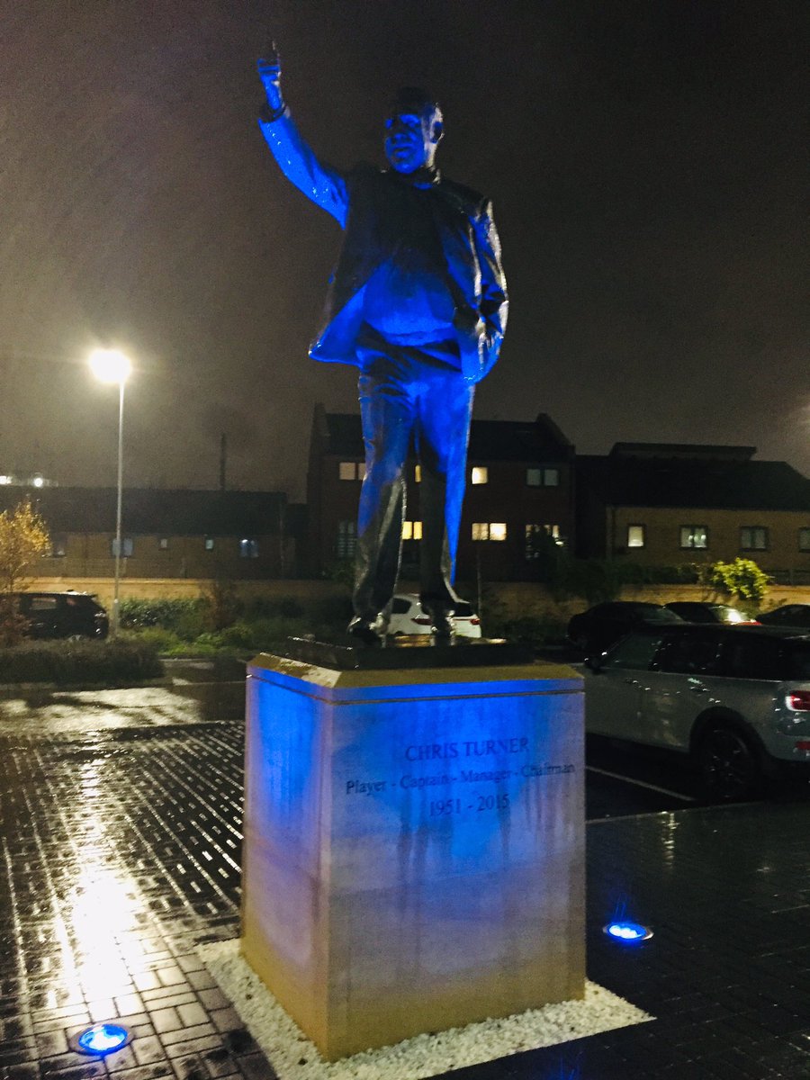 SOGstatue's tweet photo. @SOGstatue match day blue https://t.co/4njBJhWynX