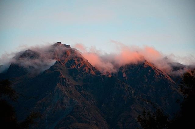youjustgo's tweet photo. Stunning cloud-covered peaks, no snow means summer is here... Photo by @hannahjamesnz 
.
#dusk #centralotago #queenstown #travelnewzealand  #newzealand #newzealandguide #nzmustdo #purenewzealand #destinationnz #newzealandnatural #wanderlust #youjustgonz https://t.co/9jXoNK0lCk