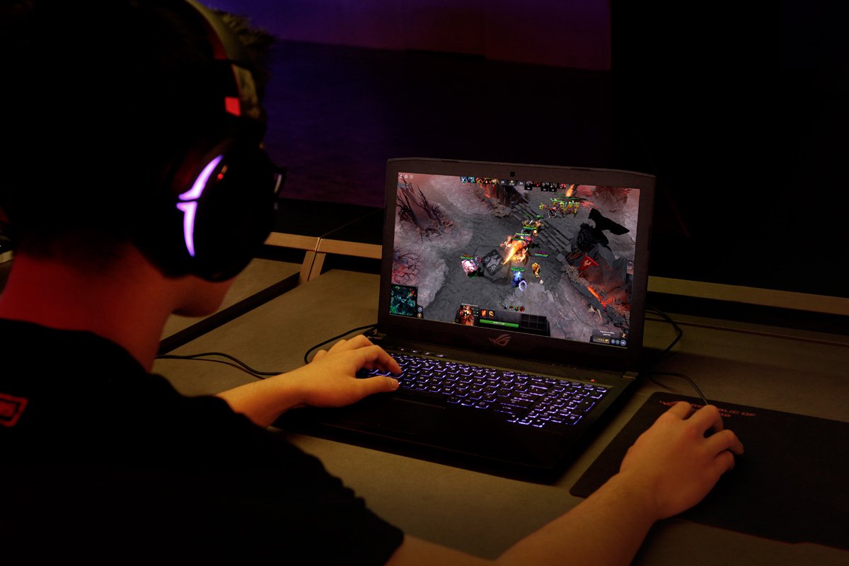 La #ROGStrixSCAREdition tiene un diseño térmico especial que aumenta la circulación de aire interior durante las sesiones intensas de juego, ¡ideal para las largas horas de gaming!