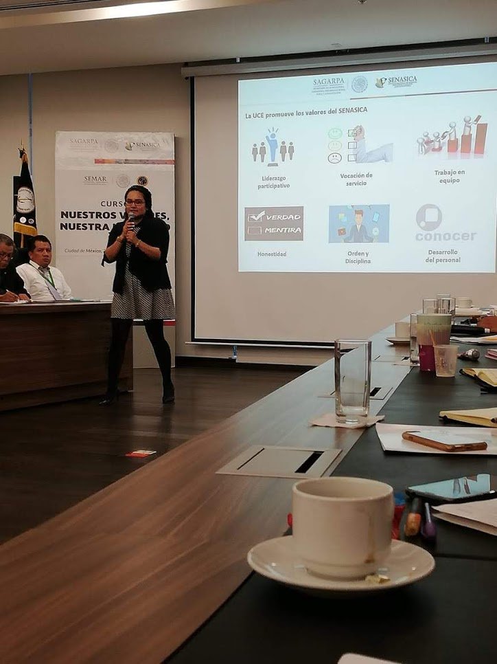 UCESENASICA's tweet photo. Les compartimos la participación de @AmericaRosarioJ  Subdirectora de la #UCE en el curso “Nuestros Valores, Nuestra Identidad” Como parte de la vinculación entre  el #SENASICA y la @SEMAR_mx https://t.co/gGZYizKSxO