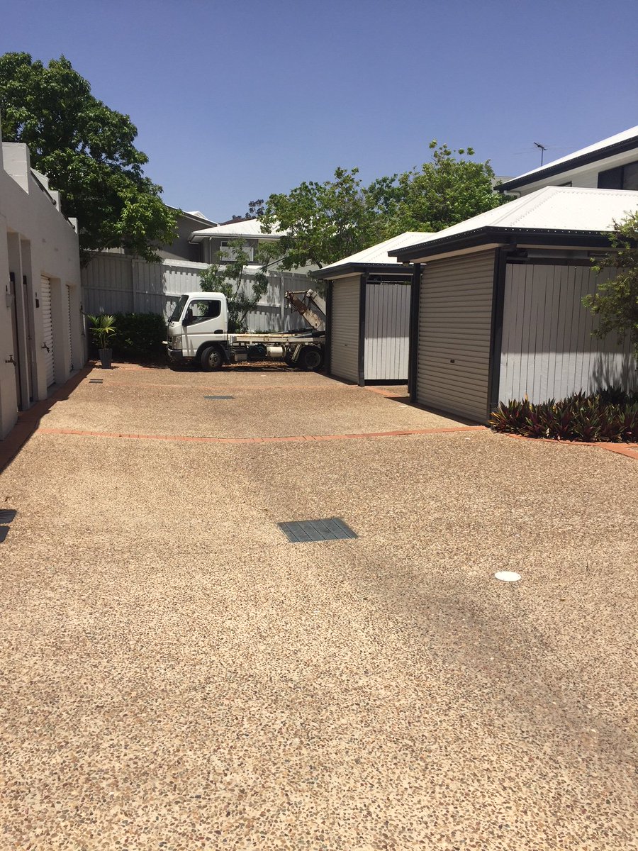 skip_bins's tweet photo. Our small truck getting into a tight spot at a unit complex. #2ezyskips #skipbins #skiphire #miniskips #2ezycrew  https://t.co/X6UfZRHrIY https://t.co/0DKuwRIKEq