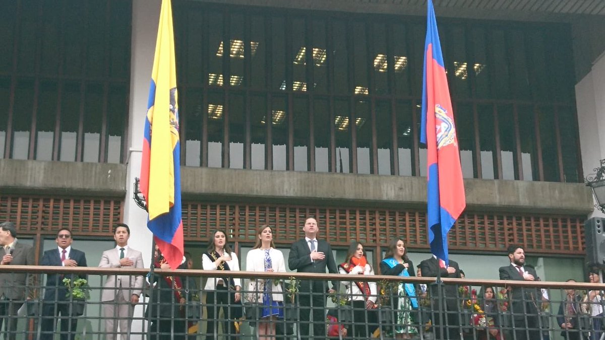 alejosaenz81's tweet photo. Como parte de una tradición por #FiestaDeQuito en sus 484 años de fundación la Secretaría de @EducacionQuito del @MunicipioQuito junto a 20 Instituciones Educativas Municipales recorrió por las calles del #CentroHistorico con el #EmbanderamientoDeLaCiudad #VivaQuito https://t.co/F2ZD83cSd8