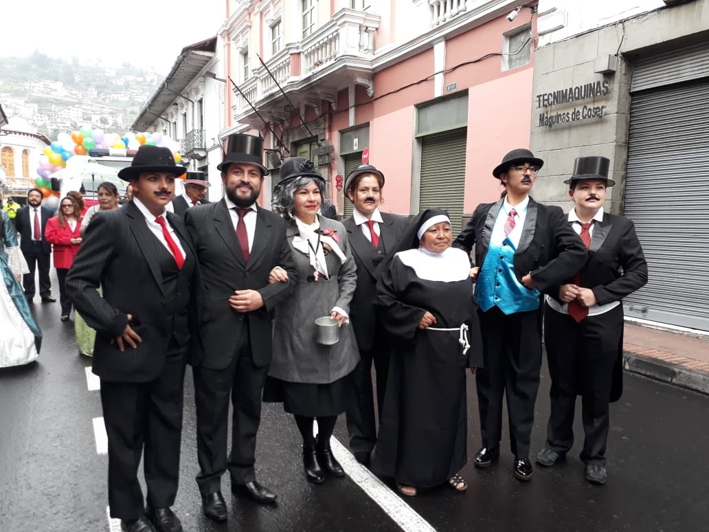 alejosaenz81's tweet photo. Como parte de una tradición por #FiestaDeQuito en sus 484 años de fundación la Secretaría de @EducacionQuito del @MunicipioQuito junto a 20 Instituciones Educativas Municipales recorrió por las calles del #CentroHistorico con el #EmbanderamientoDeLaCiudad #VivaQuito https://t.co/F2ZD83cSd8