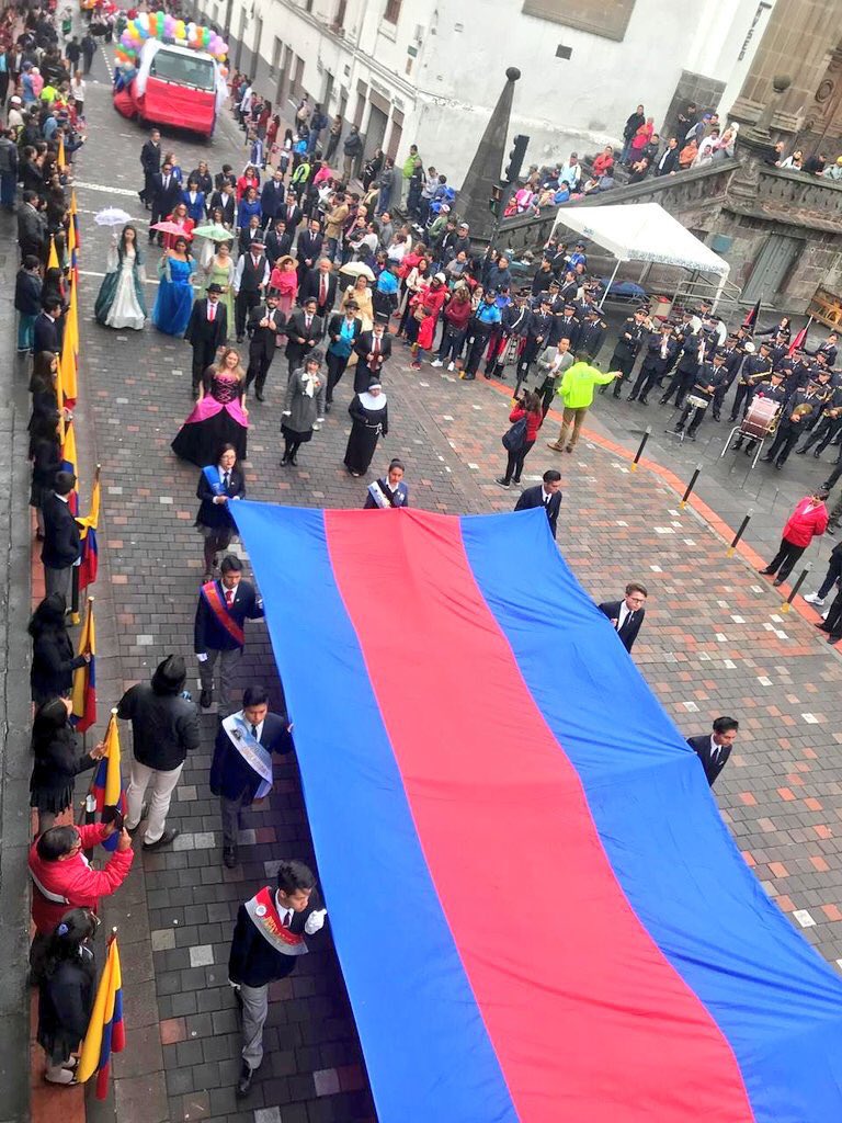 alejosaenz81's tweet photo. Como parte de una tradición por #FiestaDeQuito en sus 484 años de fundación la Secretaría de @EducacionQuito del @MunicipioQuito junto a 20 Instituciones Educativas Municipales recorrió por las calles del #CentroHistorico con el #EmbanderamientoDeLaCiudad #VivaQuito https://t.co/F2ZD83cSd8