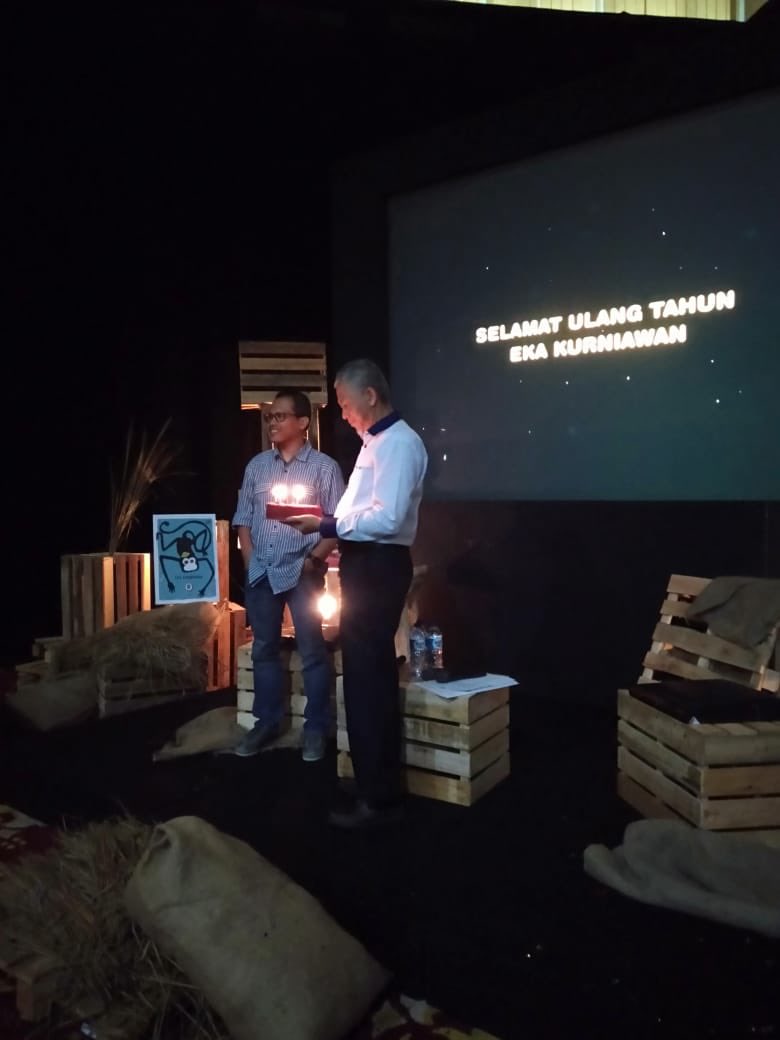 Birthday surprise Eka Kurniawan. Tanggal ultahnya kemarin (27/11), kejutannya hari ini. Spesial banget karena dirayakan di acara “Menyingkap Catatan Sastra Eka Kurniawan” di @BKFKemenkeu #bukugpu ✨
