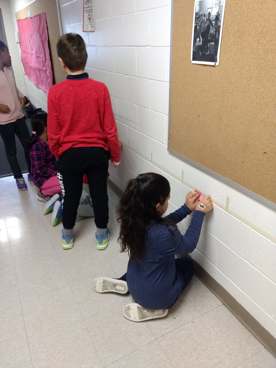 M_Kafie_'s tweet image. Grade 4&apos;s estimating where their numbers fell on a number line  #numbersense #interactivemath