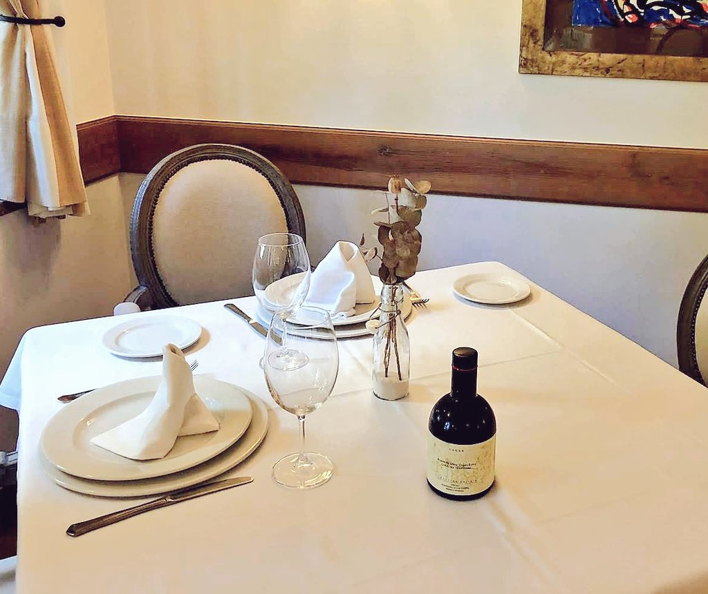 AceiteLaPizarra's tweet photo. Ya puedes disfrutar nuestro AOVE aceite Manzanilla Cacereña en Restaurante Casa Román, histórico, tradicional y referente de la cocina de #Pontevedra ¡Uno de los mejores restaurantes de #Galicia ! @roman_vidal @OilVinegarJapan @UKOil @mundo_gourmet @MontechicoTiend @montechico69 https://t.co/7FvceLquvh