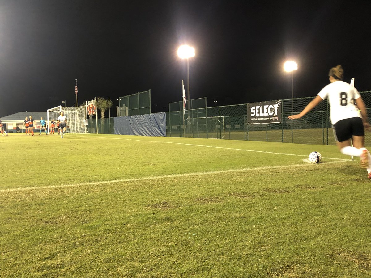 REDHAWK GOAL! Suzuho Yamasaki delivers a corner kick and Ashlyn Wiggins is there for the finish!

@MMCWomensSoccer now leading Midland, 1-0.

Just under 25 minutes left in the second half.

#GoRedHawks #NAIAWSoccer