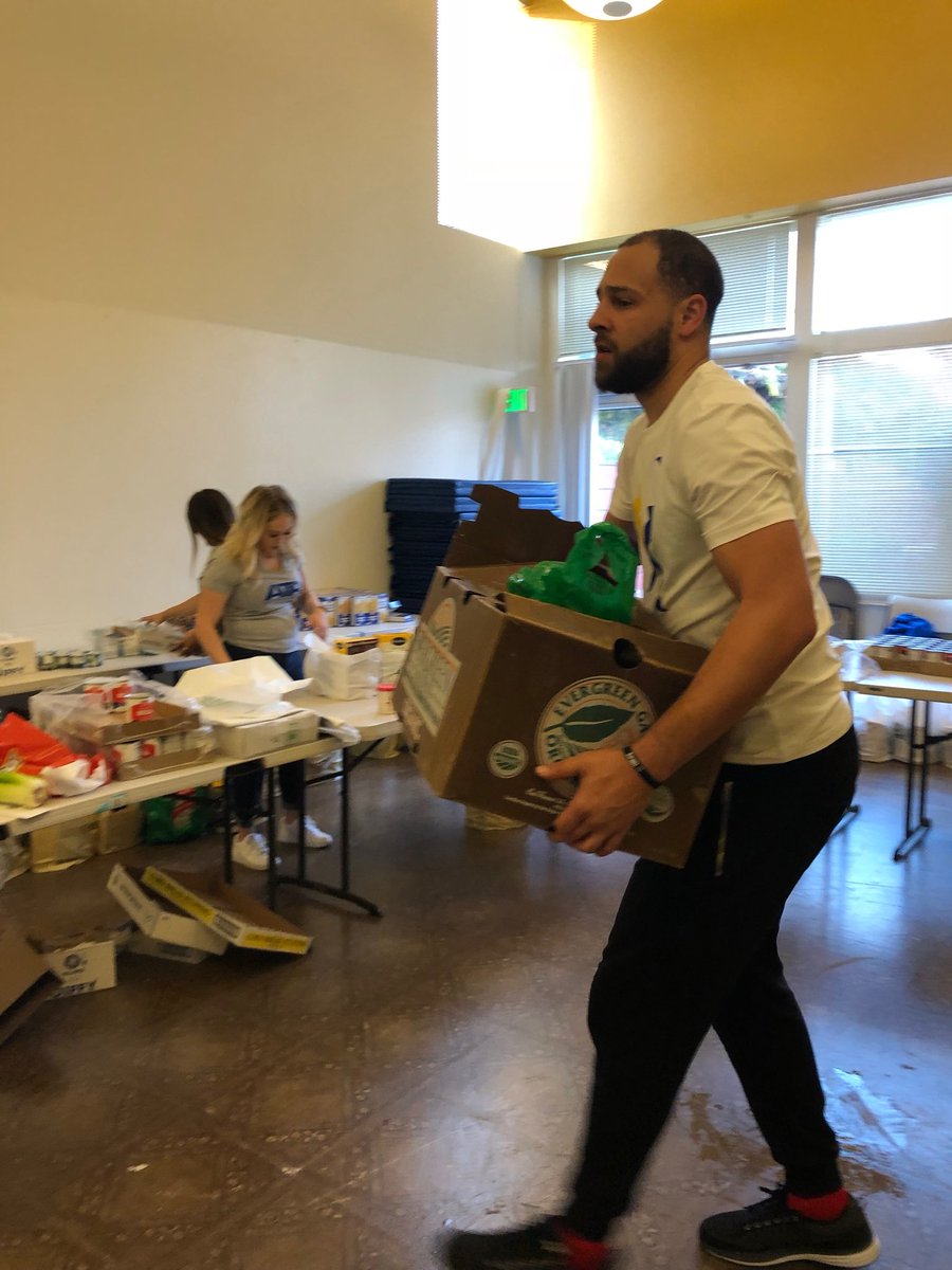 ThompsonFamFoun's tweet photo. We hope everyone had a great Thanksgiving. Glad we were able to contribute our time and efforts to the ACORN Community in West Oakland. Next up is Christmas! #GivingTuesday2018 https://t.co/EnrMwEYkgq